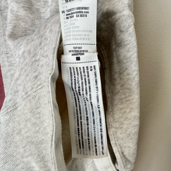 Abercrombie & Fitch - Picture 5 of 9